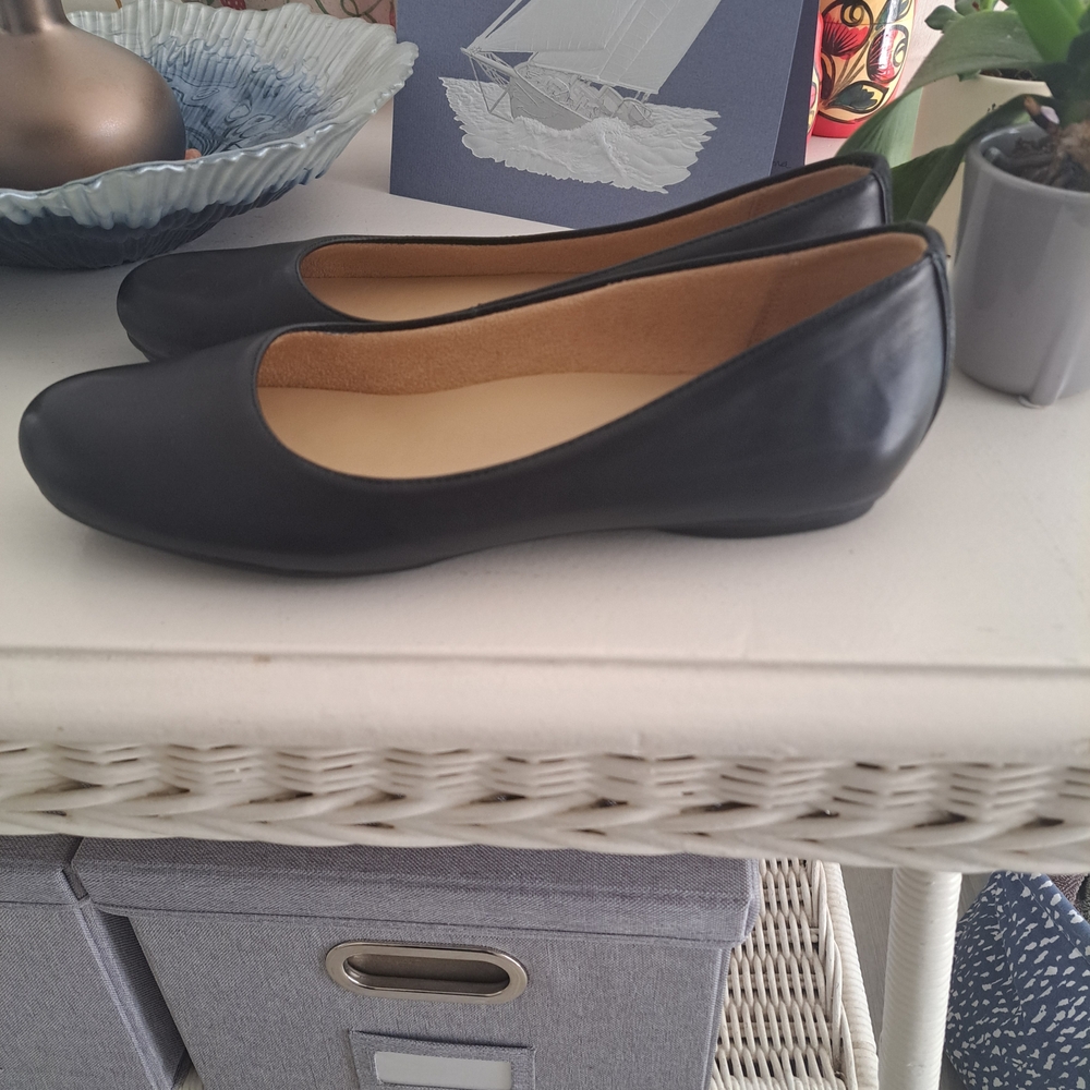 Naturalizer Black Leather Loafers